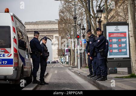 200317 -- PARIS, le 17 mars 2020 Xinhua -- patrouille policière près de l'Arc de Triomphe à Paris, France, le 17 mars 2020. La France a détecté 7 730 cas d’infection à coronavirus, et 175 personnes sont mortes du virus, a annoncé mardi le directeur général de la Santé Jérôme Salomon lors d’une mise à jour quotidienne. Mardi midi, la France a été mise en confinement pendant au moins 15 jours. Seuls les voyages réellement nécessaires, par exemple pour des raisons professionnelles ou de santé ou pour acheter des aliments, sont autorisés. Photo Aurelien Morissard/Xinhua FRANCE-PARIS-COVID-19-LOCKDOWN PUBLICATIONxNOTxINxCHN Banque D'Images