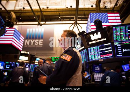 200318 -- NEW YORK, le 18 mars 2020 -- Un Trader travaille à la New York stock Exchange NYSE à New York, aux États-Unis, le 17 mars 2020. Les actions américaines ont rebondi mardi, après une baisse historique lors de la session précédente, dans l’espoir de nouvelles mesures de relance pour contrer l’impact du coronavirus. Le Dow Jones Industrial Average a terminé en hausse de 1 048,86 points, ou 5,20 %, pour atteindre 21 237,38. Le S&P 500 a augmenté de 143,06 points, soit 6,00 %, pour atteindre 2 529,19 points. L’indice composite Nasdaq a augmenté de 430,19 points, soit 6,23 %, pour atteindre 7 334,78 points. Photo de Michael Nagle/Xinhua U.S.-NEW YORK-STOCKS-REBOUND WangxY Banque D'Images