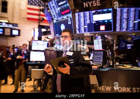 200318 -- NEW YORK, le 18 mars 2020 -- Un Trader travaille à la New York stock Exchange NYSE à New York, aux États-Unis, le 17 mars 2020. Les actions américaines ont rebondi mardi, après une baisse historique lors de la session précédente, dans l’espoir de nouvelles mesures de relance pour contrer l’impact du coronavirus. Le Dow Jones Industrial Average a terminé en hausse de 1 048,86 points, ou 5,20 %, pour atteindre 21 237,38. Le S&P 500 a augmenté de 143,06 points, soit 6,00 %, pour atteindre 2 529,19 points. L’indice composite Nasdaq a augmenté de 430,19 points, soit 6,23 %, pour atteindre 7 334,78 points. Photo de Michael Nagle/Xinhua U.S.-NEW YORK-STOCKS-REBOUND WangxY Banque D'Images