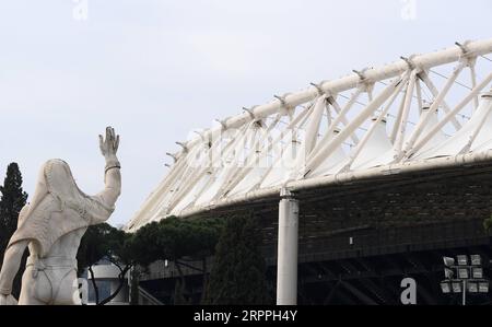 200318 -- PÉKIN, le 18 mars 2020 -- une photo prise le 17 mars 2020 montre le Stadio Olimpico, le stade prévu pour accueillir le match d'ouverture de l'Euro 2020, à Rome, en Italie. L’UEFA a confirmé mardi que le Championnat d’Europe prévu pour juin et juillet de cette année, sera reporté à 2021 en raison des préoccupations liées à la propagation rapide du COVID-19. Les nouvelles dates proposées pour le tournoi à 24 équipes sont du 11 juin au 11 juillet 2021. Photo de /Xinhua XINHUA PHOTOS DU JOUR AlbertoxLingria PUBLICATIONxNOTxINxCHN Banque D'Images