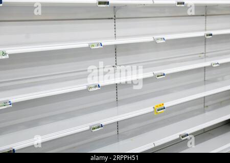 200318 -- PÉKIN, le 18 mars 2020 -- une étagère vide est vue dans un supermarché à Bruxelles, en Belgique, le 16 mars 2020. PHOTOS XINHUA DU JOUR ZhangxCheng PUBLICATIONxNOTxINxCHN Banque D'Images