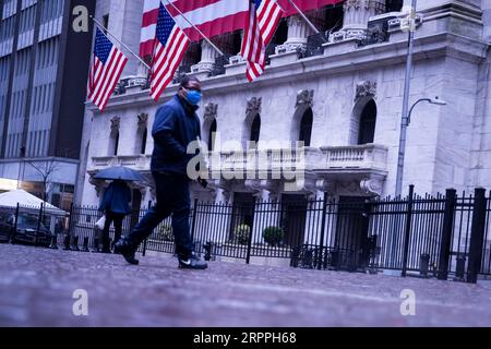 200318 -- NEW YORK, le 18 mars 2020 -- Un piéton passe devant le New York stock Exchange NYSE à New York, aux États-Unis, le 17 mars 2020. Le nombre de cas de COVID-19 aux États-Unis a dépassé les 6 000 à 7 h, heure locale, mardi 2300 h GMT, selon le Center for Systems Science and Engineering de l’Université Johns Hopkins. Le chiffre frais a atteint 6 233, augmentant de plus de 1 000 en environ 7 heures. Au total, 105 décès ont été signalés à travers le pays. Photo par /Xinhua U.S.-NEW YORK-COVID-19-CAS CONFIRMÉS MichaelxNagle PUBLICATIONxNOTxINxCHN Banque D'Images