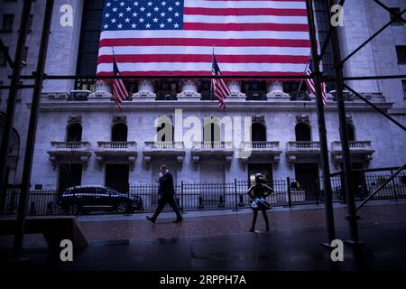 200318 -- NEW YORK, le 18 mars 2020 -- Un piéton passe devant le New York stock Exchange NYSE à New York, aux États-Unis, le 17 mars 2020. Le nombre de cas de COVID-19 aux États-Unis a dépassé les 6 000 à 7 h, heure locale, mardi 2300 h GMT, selon le Center for Systems Science and Engineering de l’Université Johns Hopkins. Le chiffre frais a atteint 6 233, augmentant de plus de 1 000 en environ 7 heures. Au total, 105 décès ont été signalés à travers le pays. Photo par /Xinhua U.S.-NEW YORK-COVID-19-CAS CONFIRMÉS MichaelxNagle PUBLICATIONxNOTxINxCHN Banque D'Images