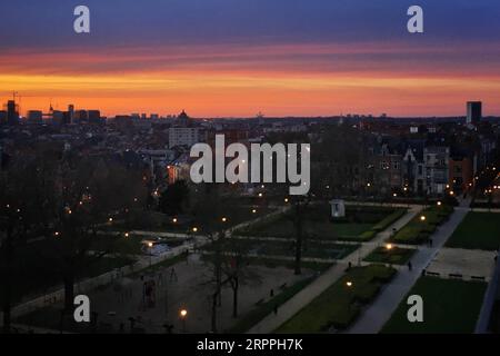 200318 -- BRUXELLES, le 18 mars 2020 -- une photo prise le 17 mars 2020 montre une vue d'un parc à Bruxelles, en Belgique. La première ministre belge Sophie Wilmes a annoncé mardi que les citoyens sont tenus de rester chez eux du mercredi au 5 avril, alors que le pays renforce les mesures visant à contenir la propagation du coronavirus. Wilmes l'a annoncé lors d'une conférence de presse après une réunion du Conseil national de sécurité. Elle a dit que les citoyens sont tenus de rester à la maison, sauf pour les voyages jugés essentiels, comme aller dans les pharmacies, les banques et les supermarchés. La Belgique a enregistré un total de 1 243 cas de COVID-19 à partir de T. Banque D'Images