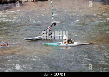 L’olympienne Evy Leibfarth qui pratique le slalom au Nantahala Outdoor Center près de Bryson City, en Caroline du Nord Banque D'Images