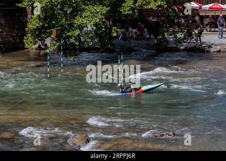 L’olympienne Evy Leibfarth qui pratique le slalom au Nantahala Outdoor Center près de Bryson City, en Caroline du Nord Banque D'Images