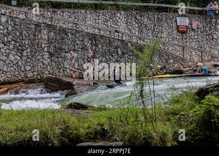 L’olympienne Evy Leibfarth qui pratique le slalom au Nantahala Outdoor Center près de Bryson City, en Caroline du Nord Banque D'Images