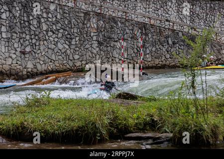 L’olympienne Evy Leibfarth qui pratique le slalom au Nantahala Outdoor Center près de Bryson City, en Caroline du Nord Banque D'Images