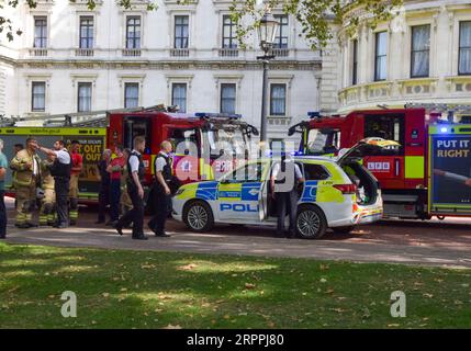 Londres, Royaume-Uni. 5 septembre 2023. Les pompiers et la police arrivent sur les lieux après qu'un incendie se soit déclaré dans une structure qui sert d'abri aux insectes dans le parc St James's, près de l'arrière de Downing Street. Une personne a été arrêtée pour incendie criminel présumé. Crédit : Vuk Valcic/Alamy Live News Banque D'Images