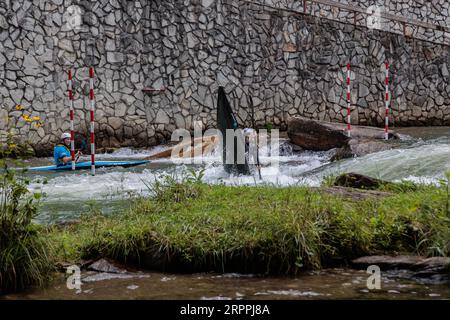 L’olympienne Evy Leibfarth qui pratique le slalom au Nantahala Outdoor Center près de Bryson City, en Caroline du Nord Banque D'Images