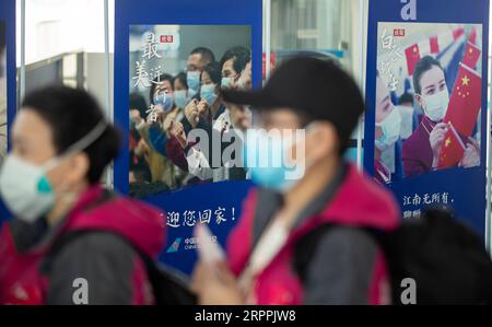 200318 -- WUHAN, le 18 mars 2020 -- le personnel médical du Heilongjiang fait la queue pour monter à bord de l'avion à l'aéroport international de Wuhan Tianhe à Wuhan, dans la province du Hubei au centre de la Chine, le 18 mars 2020. Un total de 2 520 membres du personnel d'assistance médicale ont quitté Hubei par 22 vols affrétés de l'aéroport mercredi alors que l'épidémie dans la province durement touchée a été maîtrisée. CHINA-WUHAN-MEDICS-DEPART CN FeixMaohua PUBLICATIONxNOTxINxCHN Banque D'Images