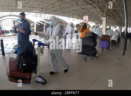 200318 -- GOVERNORATE DE FARWANIYA KOWEÏT, 18 mars 2020 Xinhua -- des passagers et des travailleurs égyptiens en tenue de protection ont été vus à l'aéroport international de Koweït dans le gouvernorat de Farwaniya, Koweït, le 18 mars 2020. Le Koweït a expulsé mercredi 96 Égyptiens vers leur pays d'origine, a déclaré le ministre koweïtien des Affaires sociales et du travail et ministre d'État aux Affaires économiques Mariam Al-Aqeel. Le Koweït a signalé 12 nouveaux cas de COVID-19 au cours des dernières 24 heures, portant le nombre total de cas confirmés dans le pays à 142, a annoncé mercredi le ministère de la Santé. Photo Asad/Xinhua KUWAIT-FARWANIYA GOVER Banque D'Images