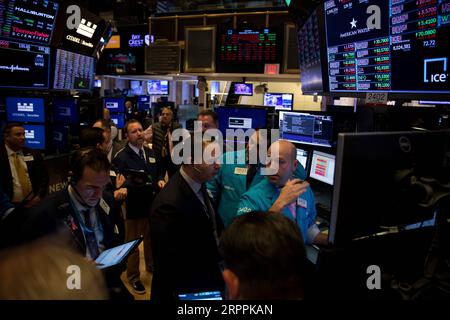 200318 -- NEW YORK, le 18 mars 2020 Xinhua -- les commerçants travaillent à la New York stock Exchange NYSE à New York, aux États-Unis, le 18 mars 2020. Le New York stock Exchange NYSE a déclaré mercredi qu’il allait fermer temporairement sa salle de négociation et passer au trading entièrement électronique en raison de l’épidémie de COVID-19. Photo de Michael Nagle/Xinhua U.S.-NEW YORK-NYSE-TRADING FLOOR-TEMPORARY CLOSURE-COVID-19 PUBLICATIONxNOTxINxCHN Banque D'Images