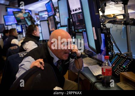 200318 -- NEW YORK, le 18 mars 2020 Xinhua -- les commerçants travaillent à la New York stock Exchange NYSE à New York, aux États-Unis, le 18 mars 2020. Le New York stock Exchange NYSE a déclaré mercredi qu’il allait fermer temporairement sa salle de négociation et passer au trading entièrement électronique en raison de l’épidémie de COVID-19. Photo de Michael Nagle/Xinhua U.S.-NEW YORK-NYSE-TRADING FLOOR-TEMPORARY CLOSURE-COVID-19 PUBLICATIONxNOTxINxCHN Banque D'Images