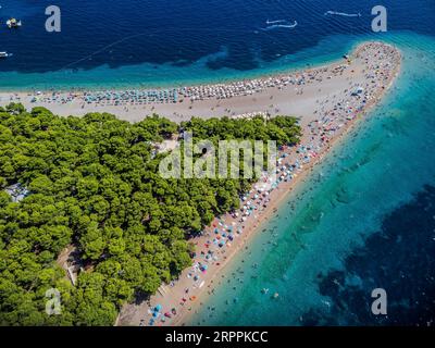 Brac, Croatie. 27 août 2023. Les touristes sont vus sur une plage connue sous le nom de Zlatni rat (Corne d'Or) près de bol sur l'île Adriatique croate de Brac, à 450 km (280 miles) au sud-est de la capitale Zagreb le 27 août 2023. Photo : Zvonimir Barisin/PIXSELL crédit : Pixsell/Alamy Live News Banque D'Images