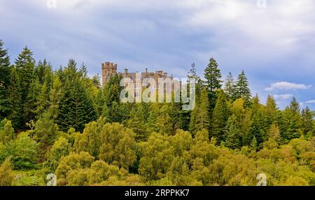 Château de Carbisdale Kyle de Sutherland Écosse le bâtiment entouré d'arbres à la fin de l'été Banque D'Images