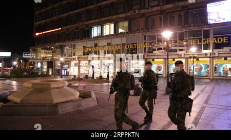 200319 -- BELGRADE, le 19 mars 2020 -- des officiers de l'armée sont vus pendant le couvre-feu dans le centre-ville de Belgrade, en Serbie, le 18 mars 2020. Les anciens serbes ont été interdits de mouvement extérieur à partir de mercredi, tandis que tous les citoyens ont été empêchés de quitter leurs maisons pendant la nuit, a décidé mardi le gouvernement. Le président serbe Aleksandar Vucic a déclaré que tous les autres citoyens devaient rester à la maison entre 8 heures et 5 heures du matin, sans tenir compte de leur âge, à l'exclusion des personnes en affectation et des employés de la troisième équipe. Photo de /Xinhua SERBIE-BELGRADE-COVID-19-COUVRE-FEU NemanjaxCabric PUBLICATIONxNOTxINxCHN Banque D'Images