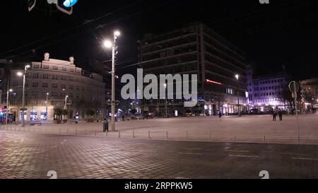 200319 -- BELGRADE, le 19 mars 2020 -- une photo prise le 18 mars 2020 montre une vue de la place de la République pendant le couvre-feu dans le centre-ville de Belgrade, en Serbie. Les anciens serbes ont été interdits de mouvement extérieur à partir de mercredi, tandis que tous les citoyens ont été empêchés de quitter leurs maisons pendant la nuit, a décidé mardi le gouvernement. Le président serbe Aleksandar Vucic a déclaré que tous les autres citoyens devaient rester à la maison entre 8 heures et 5 heures du matin, sans tenir compte de leur âge, à l'exclusion des personnes en affectation et des employés de la troisième équipe. Photo de /Xinhua SERBIE-BELGRADE-COVID-19-COUVRE-FEU NemanjaxCabric PUBLICATIONxNOTxINx Banque D'Images