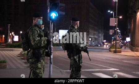 200319 -- BELGRADE, le 19 mars 2020 -- des officiers de l'armée sont vus pendant le couvre-feu dans le centre-ville de Belgrade, en Serbie, le 18 mars 2020. Les anciens serbes ont été interdits de mouvement extérieur à partir de mercredi, tandis que tous les citoyens ont été empêchés de quitter leurs maisons pendant la nuit, a décidé mardi le gouvernement. Le président serbe Aleksandar Vucic a déclaré que tous les autres citoyens devaient rester à la maison entre 8 heures et 5 heures du matin, sans tenir compte de leur âge, à l'exclusion des personnes en affectation et des employés de la troisième équipe. Photo de /Xinhua SERBIE-BELGRADE-COVID-19-COUVRE-FEU NemanjaxCabric PUBLICATIONxNOTxINxCHN Banque D'Images