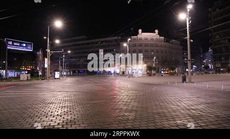 200319 -- BELGRADE, le 19 mars 2020 -- une photo prise le 18 mars 2020 montre une vue de la place de la République pendant le couvre-feu dans le centre-ville de Belgrade, en Serbie. Les anciens serbes ont été interdits de mouvement extérieur à partir de mercredi, tandis que tous les citoyens ont été empêchés de quitter leurs maisons pendant la nuit, a décidé mardi le gouvernement. Le président serbe Aleksandar Vucic a déclaré que tous les autres citoyens devaient rester à la maison entre 8 heures et 5 heures du matin, sans tenir compte de leur âge, à l'exclusion des personnes en affectation et des employés de la troisième équipe. Photo de /Xinhua SERBIE-BELGRADE-COVID-19-COUVRE-FEU NemanjaxCabric PUBLICATIONxNOTxINx Banque D'Images