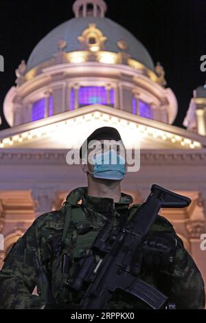 200319 -- BELGRADE, le 19 mars 2020 -- un officier de l'armée est vu pendant le couvre-feu dans le centre-ville de Belgrade, en Serbie, le 18 mars 2020. Les anciens serbes ont été interdits de mouvement extérieur à partir de mercredi, tandis que tous les citoyens ont été empêchés de quitter leurs maisons pendant la nuit, a décidé mardi le gouvernement. Le président serbe Aleksandar Vucic a déclaré que tous les autres citoyens devaient rester à la maison entre 8 heures et 5 heures du matin, sans tenir compte de leur âge, à l'exclusion des personnes en affectation et des employés de la troisième équipe. Photo de /Xinhua SERBIE-BELGRADE-COVID-19-COUVRE-FEU NemanjaxCabric PUBLICATIONxNOTxINxCHN Banque D'Images