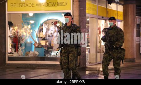 200319 -- BELGRADE, le 19 mars 2020 -- des officiers de l'armée sont vus pendant le couvre-feu dans le centre-ville de Belgrade, en Serbie, le 18 mars 2020. Les anciens serbes ont été interdits de mouvement extérieur à partir de mercredi, tandis que tous les citoyens ont été empêchés de quitter leurs maisons pendant la nuit, a décidé mardi le gouvernement. Le président serbe Aleksandar Vucic a déclaré que tous les autres citoyens devaient rester à la maison entre 8 heures et 5 heures du matin, sans tenir compte de leur âge, à l'exclusion des personnes en affectation et des employés de la troisième équipe. Photo de /Xinhua SERBIE-BELGRADE-COVID-19-COUVRE-FEU NemanjaxCabric PUBLICATIONxNOTxINxCHN Banque D'Images