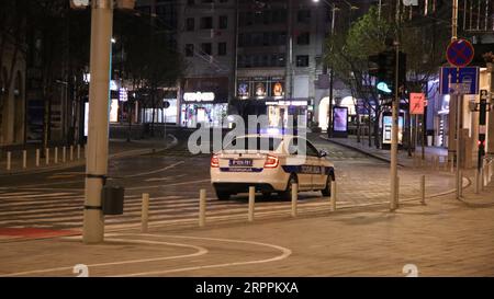 200319 -- BELGRADE, le 19 mars 2020 -- Une voiture de police patrouille dans la rue pendant le couvre-feu dans le centre-ville de Belgrade, Serbie, le 18 mars 2020. Les anciens serbes ont été interdits de mouvement extérieur à partir de mercredi, tandis que tous les citoyens ont été empêchés de quitter leurs maisons pendant la nuit, a décidé mardi le gouvernement. Le président serbe Aleksandar Vucic a déclaré que tous les autres citoyens devaient rester à la maison entre 8 heures et 5 heures du matin, sans tenir compte de leur âge, à l'exclusion des personnes en affectation et des employés de la troisième équipe. Photo de /Xinhua SERBIE-BELGRADE-COVID-19-COUVRE-FEU NemanjaxCabric PUBLICATIONxNOTxINxCHN Banque D'Images