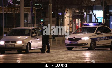 200319 -- BELGRADE, le 19 mars 2020 -- Un policier parle à un chauffeur pendant le couvre-feu dans le centre-ville de Belgrade, en Serbie, le 18 mars 2020. Les anciens serbes ont été interdits de mouvement extérieur à partir de mercredi, tandis que tous les citoyens ont été empêchés de quitter leurs maisons pendant la nuit, a décidé mardi le gouvernement. Le président serbe Aleksandar Vucic a déclaré que tous les autres citoyens devaient rester à la maison entre 8 heures et 5 heures du matin, sans tenir compte de leur âge, à l'exclusion des personnes en affectation et des employés de la troisième équipe. Photo de /Xinhua SERBIE-BELGRADE-COVID-19-COUVRE-FEU NemanjaxCabric PUBLICATIONxNOTxINxCHN Banque D'Images