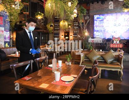 200319 -- BEIJING, le 19 mars 2020 -- un membre du personnel prépare de la vaisselle dans un restaurant du quartier Haidian de Beijing, capitale de la Chine, le 19 mars 2020. Les magasins et les restaurants reprennent le travail de manière ordonnée dans le district de Haidian, avec des mesures pour prévenir les infections à COVID-19. CHINE-PÉKIN-REPRISE DES ACTIVITÉS-CN RenxChao PUBLICATIONxNOTxINxCHN Banque D'Images