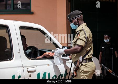 200319 -- KAMPALA, le 19 mars 2020 Xinhua -- un policier désinfecte les mains d'un conducteur à Kampala, Ouganda, le 18 mars 2020. Le président ougandais Yoweri Museveni a annoncé mercredi une série de nouvelles mesures pour lutter contre la nouvelle maladie à coronavirus COVID-19 dans ce pays d’Afrique de l’est une fois qu’elle aura éclaté. L’Ouganda n’a pas encore enregistré de cas de COVID-19, mais le ministère de la Santé a déclaré qu’il était exposé à un risque élevé. Xinhua/Hajarah Nalwadda OUGANDA-KAMPALA-COVID-19-PRÉVENTION PUBLICATIONxNOTxINxCHN Banque D'Images