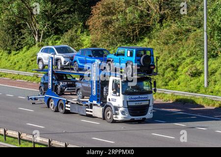 Chapel House Motor Group DAF CF 5 voiture inclinable et coulissante transporteur de voiture, voyageant à grande vitesse sur l'autoroute M6 dans le Grand Manchester, Royaume-Uni Banque D'Images