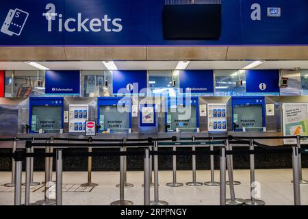 Londres, Royaume-Uni. 5 septembre 2023. Un avant-goût des choses à venir billetterie fermée à la gare Victoria - la consultation sur l'avenir de la billetterie, bureaux, a fermé le 1 septembre. Il y a eu plus d'un demi-million de réponses alors que les compagnies ferroviaires cherchent à fermer jusqu'à 1000 guichets et à supprimer 2300 emplois. Crédit : Guy Bell/Alamy Live News Banque D'Images