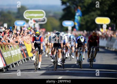 Olav Kooij (à gauche) de l'équipe Jumbo-Visma franchit la ligne pour remporter la troisième étape du Tour de Grande-Bretagne 2023. Le Néerlandais Olav Kooij a poursuivi son départ parfait pour le Tour de Grande-Bretagne avec une troisième victoire consécutive sur la troisième étape de Goole à Beverley. Le coureur Jumbo-Visma, qui s'attaque pour la première fois au Tour de Grande-Bretagne, a terminé par un sprint groupé sur l'étape de 154,7 kilomètres, qui était la première de l'événement à se dérouler dans l'East Riding of Yorkshire. Date de la photo : mardi 5 septembre 2023. Banque D'Images