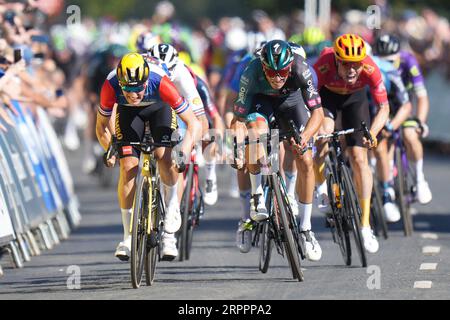 Olav Kooij (à gauche) de l'équipe Jumbo-Visma franchit la ligne pour remporter la troisième étape du Tour de Grande-Bretagne 2023. Le Néerlandais Olav Kooij a poursuivi son départ parfait pour le Tour de Grande-Bretagne avec une troisième victoire consécutive sur la troisième étape de Goole à Beverley. Le coureur Jumbo-Visma, qui s'attaque pour la première fois au Tour de Grande-Bretagne, a terminé par un sprint groupé sur l'étape de 154,7 kilomètres, qui était la première de l'événement à se dérouler dans l'East Riding of Yorkshire. Date de la photo : mardi 5 septembre 2023. Banque D'Images