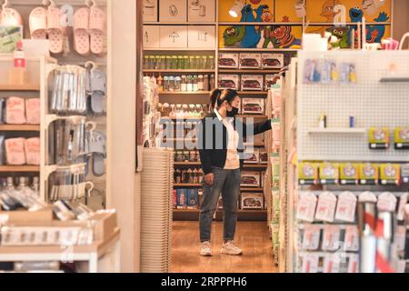 200320 -- TAIYUAN, le 20 mars 2020 -- Une femme fait ses courses dans une épicerie à Taiyuan, dans la province du Shanxi, dans le nord de la Chine, le 19 mars 2020. La vie et la production ont progressivement repris ici à Taiyuan sous des mesures strictes pour prévenir et contrôler la nouvelle épidémie de coronavirus. Photo de /Xinhua CHINA-SHANXI-TAIYUAN-LIFE-RESUMPTION CN ChaixTing PUBLICATIONxNOTxINxCHN Banque D'Images