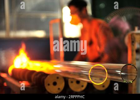 200320 -- SHIJIAZHUANG, le 20 mars 2020 -- Un ouvrier est occupé sur la chaîne de production d'une entreprise de verre dans la ville de Hejian, province du Hebei, dans le nord de la Chine, le 20 mars 2020. De nombreuses entreprises de la ville de Hejian ont repris leur production de manière ordonnée afin d’assurer un revenu stable à la population locale, avec des mesures pour prévenir les infections à COVID-19. CHINE-HEBEI-HEJIAN-REPRISE DE PRODUCTION ZhuxXudong PUBLICATIONxNOTxINxCHN Banque D'Images