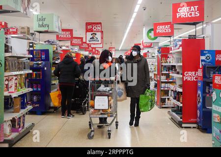 200320 -- LONDRES, le 20 mars 2020 Xinhua -- des gens vont faire du shopping dans un Sainsbury à Londres, en Grande-Bretagne, le 20 mars 2020. Cafés, bars, pubs et restaurants doivent fermer à partir de vendredi soir dans toute la Grande-Bretagne afin de contenir la propagation de l’épidémie de COVID-19, a déclaré vendredi le Premier ministre britannique Boris Johnson. À 9 h, heure locale 0900 h GMT vendredi, le nombre de cas confirmés de COVID-19 en Grande-Bretagne a atteint 3 983, selon le ministère britannique de la Santé et de la protection sociale. À 1 h 1300 GMT, 177 patients testés positifs au COVID-19 sont décédés. Photo de Joe Newman/Xinhua BRITAIN-LONDON-COVID-19-SHOPPING Banque D'Images