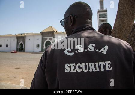 200320 -- DAKAR, le 20 mars 2020 Xinhua -- Un garde de sécurité est vu dans le centre de Dakar, au Sénégal, le 20 mars 2020. Le ministre sénégalais de la Santé et de l’action sociale Abdoulaye Sarr a annoncé vendredi soir que neuf nouveaux cas confirmés du nouveau coronavirus COVID-19 ont été détectés au Sénégal. À ce jour, le Sénégal a signalé 47 cas de COVID-19. Cinq patients ont été déclarés guéris par les autorités sanitaires locales. Photo Eddy Peters/Xinhua SÉNÉGAL-DAKAR-COVID-19-CAS PUBLICATIONxNOTxINxCHN Banque D'Images