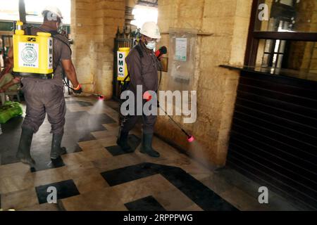 200320 -- KARACHI PAKISTAN, le 20 mars 2020 -- des travailleurs désinfectent une gare ferroviaire dans la ville portuaire de Karachi, dans le sud du Pakistan, le 20 mars 2020. Tout en excluant un confinement complet du pays, le Premier ministre pakistanais Imran Khan a exhorté vendredi les gens à adopter la distanciation sociale comme mesure de précaution pour contenir la propagation du COVID-19. Selon les statistiques du gouvernement fédéral, il y a eu 457 cas confirmés de COVID-19 au Pakistan à ce jour. Str/Xinhua PAKISTAN-KARACHI-COVID-19-MEASURES Stringer PUBLICATIONxNOTxINxCHN Banque D'Images