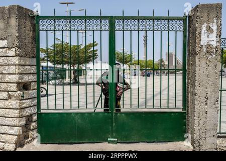 200320 -- DAKAR, le 20 mars 2020 Xinhua -- Un garçon se tient derrière la porte fermée d'une mosquée à Dakar, au Sénégal, le 20 mars 2020. Le ministre sénégalais de la Santé et de l’action sociale Abdoulaye Sarr a annoncé vendredi soir que neuf nouveaux cas confirmés du nouveau coronavirus COVID-19 ont été détectés au Sénégal. À ce jour, le Sénégal a signalé 47 cas de COVID-19. Cinq patients ont été déclarés guéris par les autorités sanitaires locales. Photo Eddy Peters/Xinhua SÉNÉGAL-DAKAR-COVID-19-CAS PUBLICATIONxNOTxINxCHN Banque D'Images