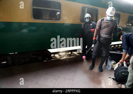 200320 -- KARACHI PAKISTAN, le 20 mars 2020 -- des travailleurs désinfectent une gare ferroviaire dans la ville portuaire de Karachi, dans le sud du Pakistan, le 20 mars 2020. Tout en excluant un confinement complet du pays, le Premier ministre pakistanais Imran Khan a exhorté vendredi les gens à adopter la distanciation sociale comme mesure de précaution pour contenir la propagation du COVID-19. Selon les statistiques du gouvernement fédéral, il y a eu 457 cas confirmés de COVID-19 au Pakistan à ce jour. Str/Xinhua PAKISTAN-KARACHI-COVID-19-MEASURES Stringer PUBLICATIONxNOTxINxCHN Banque D'Images