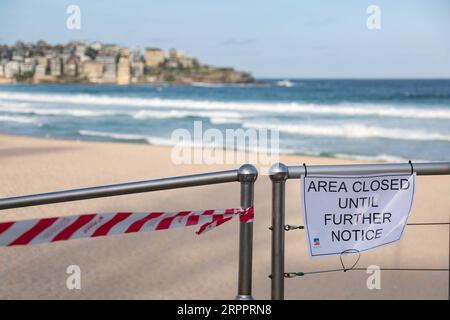 200321 -- SYDNEY, le 21 mars 2020 -- une photo prise le 21 mars 2020 montre l'avis de fermeture de Bondi Beach à Sydney, en Australie. La célèbre plage de Bondi Beach en Australie a été fermée après que des centaines de amateurs de plage se sont envolés sur le sable vendredi, ignorant les directives de distanciation sociale en cours. Le ministre de la police de l'État de Nouvelle-Galles du Sud David Elliott a ordonné la fermeture de la plage de Sydney samedi après-midi. Il y a eu 874 cas confirmés de COVID-19 en Australie à 6:30 heures du matin, heure locale samedi, dont 382 dans l’État de Nouvelle-Galles du Sud. Sept personnes sont mortes de la disée Banque D'Images