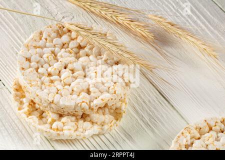 Gâteaux de riz et épis d'orge sur une table en bois. Style rustique. Banque D'Images