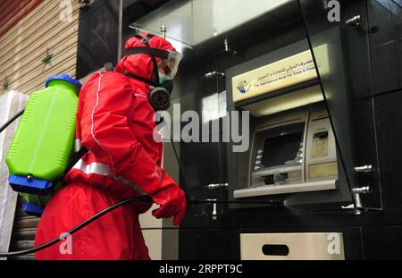 200322 -- DAMAS, le 22 mars 2020 -- Un travailleur du Croissant-Rouge arabe syrien effectue une opération de nettoyage à Damas, capitale de la Syrie, le 21 mars 2020. La campagne de nettoyage fait partie des efforts contre la propagation du nouveau coronavirus. Photo de /Xinhua SYRIE-DAMAS-CAMPAGNE DE NETTOYAGE AmmarxSafarjalani PUBLICATIONxNOTxINxCHN Banque D'Images