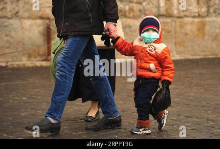 200322 -- DAMAS, le 22 mars 2020 -- Un garçon portant un masque facial est vu dans une rue de Damas, capitale de la Syrie, le 21 mars 2020. La campagne de nettoyage fait partie des efforts contre la propagation du nouveau coronavirus. Photo de /Xinhua SYRIE-DAMAS-CAMPAGNE DE NETTOYAGE AmmarxSafarjalani PUBLICATIONxNOTxINxCHN Banque D'Images