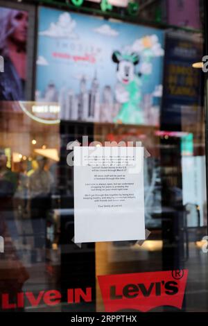 200322 -- NEW YORK, le 22 mars 2020 -- Un avis de fermeture est visible sur la porte d'un magasin fermé de Times Square à New York, aux États-Unis, le 21 mars 2020. Le gouverneur de l’État américain de New York Andrew Cuomo a déclaré samedi qu’un total de 10 356 personnes dans l’État avaient été testées positives au nouveau coronavirus, soit un saut de 3 254 par rapport à la veille. Vendredi, Cuomo a annoncé qu’un mandat, qui oblige les personnes travaillant dans des entreprises non essentielles à rester à la maison, entrera en vigueur dimanche soir. U.S.-NEW YORK-COVID-19-MANDATE WangxYing PUBLICATIONxNOTxINxCHN Banque D'Images