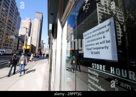 200322 -- NEW YORK, le 22 mars 2020 -- Un avis de fermeture est affiché sur la porte d'un magasin fermé à New York, aux États-Unis, le 21 mars 2020. Le gouverneur de l’État américain de New York Andrew Cuomo a déclaré samedi qu’un total de 10 356 personnes dans l’État avaient été testées positives au nouveau coronavirus, soit un saut de 3 254 par rapport à la veille. Vendredi, Cuomo a annoncé qu’un mandat, qui oblige les personnes travaillant dans des entreprises non essentielles à rester à la maison, entrera en vigueur dimanche soir. U.S.-NEW YORK-COVID-19-MANDATE WangxYing PUBLICATIONxNOTxINxCHN Banque D'Images