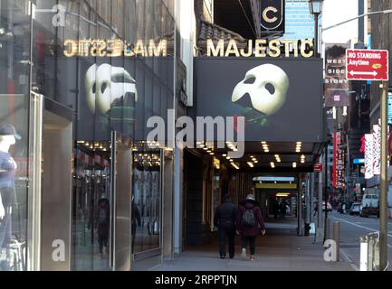 200322 -- NEW YORK, le 22 mars 2020 -- les gens passent devant un théâtre fermé de broadway près de Times Square à New York, aux États-Unis, le 21 mars 2020. Le gouverneur de l’État américain de New York Andrew Cuomo a déclaré samedi qu’un total de 10 356 personnes dans l’État avaient été testées positives au nouveau coronavirus, soit un saut de 3 254 par rapport à la veille. Vendredi, Cuomo a annoncé qu’un mandat, qui oblige les personnes travaillant dans des entreprises non essentielles à rester à la maison, entrera en vigueur dimanche soir. U.S.-NEW YORK-COVID-19-MANDATE WangxYing PUBLICATIONxNOTxINxCHN Banque D'Images