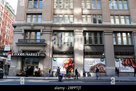 200322 -- NEW YORK, le 22 mars 2020 -- des gens font la queue en respectant une distance sociale pour entrer dans un supermarché à New York, aux États-Unis, le 21 mars 2020. Le gouverneur de l’État américain de New York Andrew Cuomo a déclaré samedi qu’un total de 10 356 personnes dans l’État avaient été testées positives au nouveau coronavirus, soit un saut de 3 254 par rapport à la veille. Vendredi, Cuomo a annoncé qu’un mandat, qui oblige les personnes travaillant dans des entreprises non essentielles à rester à la maison, entrera en vigueur dimanche soir. U.S.-NEW YORK-COVID-19-MANDATE WangxYing PUBLICATIONxNOTxINxCHN Banque D'Images