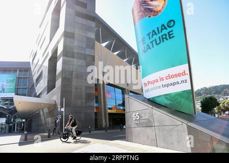 200322 -- WELLINGTON, le 22 mars 2020 -- fermeture du Musée de Nouvelle-Zélande te Papa à Wellington, en Nouvelle-Zélande, le 22 mars 2020. La Nouvelle-Zélande a signalé dimanche 14 nouveaux cas de COVID-19, portant le nombre total de cas confirmés à 66. Le pays est au niveau d’alerte COVID-19 deux. NOUVELLE-ZÉLANDE-WELLINGTON-ALERT SYSTEM-LEVEL DEUX GUOXLEI PUBLICATIONXNOTXINXCHN Banque D'Images